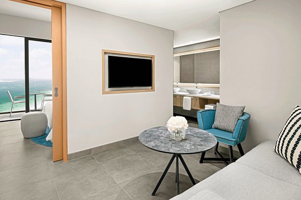 Mövenpick Resort Al Marjan Island - Wohnbeispiel Deluxe / Beach & Pool View Room (Zimmercodierung DMP)