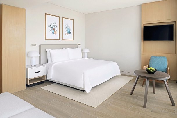 Mövenpick Resort Al Marjan Island - Wohnbeispiel Beachfront Junior Suite with private terrace (Zimmercodierung JB2)
