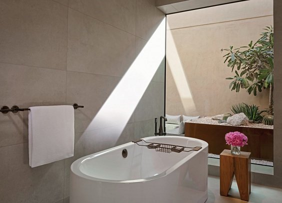 The Ritz-Carlton Ras Al Khaimah, Al Wadi Desert - Beispiel Bad (Zimmercodierungen VB5 & VB6)