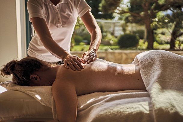 aja Strandhotel Bansin - Massage im Wellnessbereich