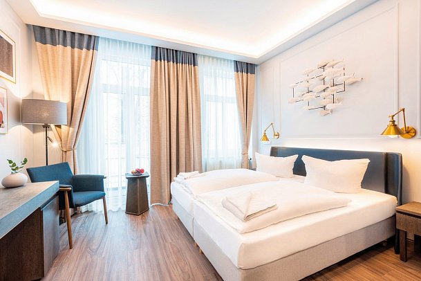 SEETELHOTEL Pommerscher Hof - Wohnbeispiel Doppelzimmer Landseite Balkon (Zimmercodierung DB2)