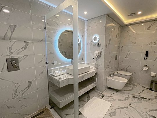 Sirena Beach Resort & Spa - Beispiel Bad (Zimmercodierungen DMC, DCC, DMM, DCM, DMO & WTO)