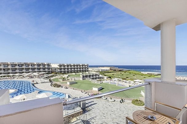 Sirena Beach Resort & Spa - Beispiel Balkon Doppelzimmer Premium Meerseite (Zimmercodierungen DMC & DCC)