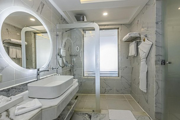 Sirena Beach Resort & Spa - Beispiel Bad Doppelzimmer Premium Meerblick (Zimmercodierungen DMM & DCM)