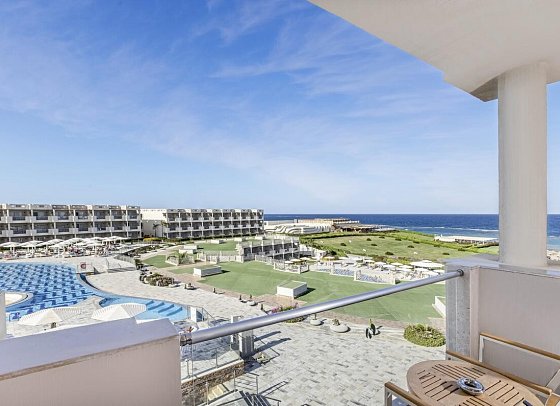 Sirena Beach Resort & Spa - Beispiel Balkon Doppelzimmer Premium Meerseite (Zimmercodierungen DMC & DCC)