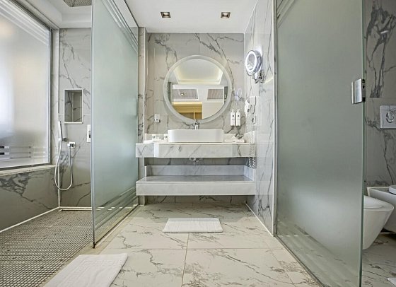 Sirena Beach Resort & Spa - Beispiel Bad Juniorsuite Meerblick (Zimmercodierungen JBM & WTO)