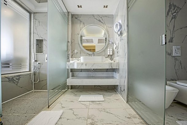 Sirena Beach Resort & Spa - Beispiel Bad Juniorsuite Meerblick (Zimmercodierungen JBM & WTO)