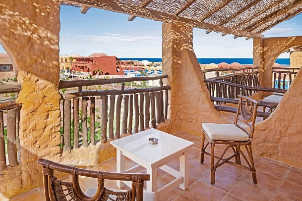 Pickalbatros Portofino Villaggio Resort - Beispiel Terrasse Doppelzimmer Standard Meerblick (Zimmercodierungen DGM & DCM)