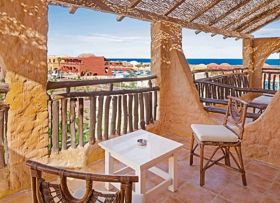 Pickalbatros Portofino Villaggio Resort - Beispiel Terrasse Doppelzimmer Standard Meerblick (Zimmercodierung DGM)