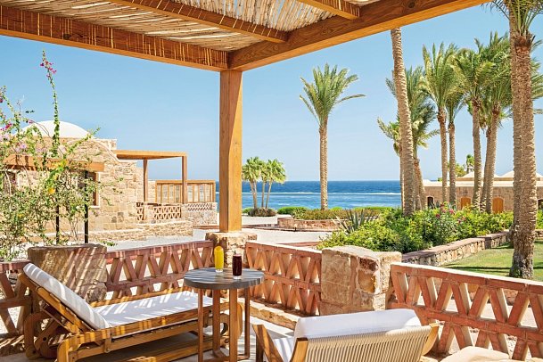 Mövenpick Resort El Quseir - Beispiel Terrasse Doppelzimmer Meerblick (Zimmercodierungen DSO, DCO, D5M & DC5)