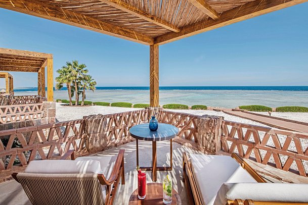 Mövenpick Resort El Quseir - Beispiel Terrasse Doppelzimmer Meerblick (Zimmercodierungen DSO, DCO, D5M & DC5)