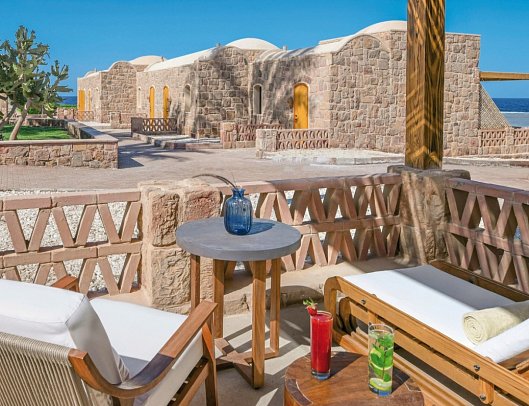 Mövenpick Resort El Quseir - Beispiel Terrasse Doppelzimmer Standard seitl.Meerblick (Zimmercodierungen DGN, DSN & DCN)