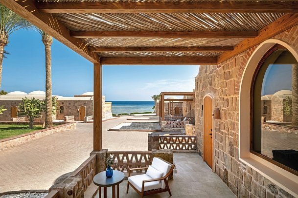 Mövenpick Resort El Quseir - Beispiel Terrasse Doppelzimmer Standard seitl.Meerblick (Zimmercodierungen DGN, DSN & DCN)