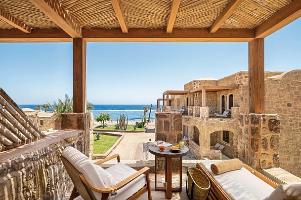 Mövenpick Resort El Quseir - Beispiel Balkon Doppelzimmer Standard Meerblick (Zimmercodierungen DGM, D5M & DC5)