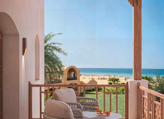 Swissôtel Resort El Quseir - Modellbild Balkon/Terrasse Doppelzimmer Premium; KI-generiert (Zimmercodierungen DMG, DMN & DMM)