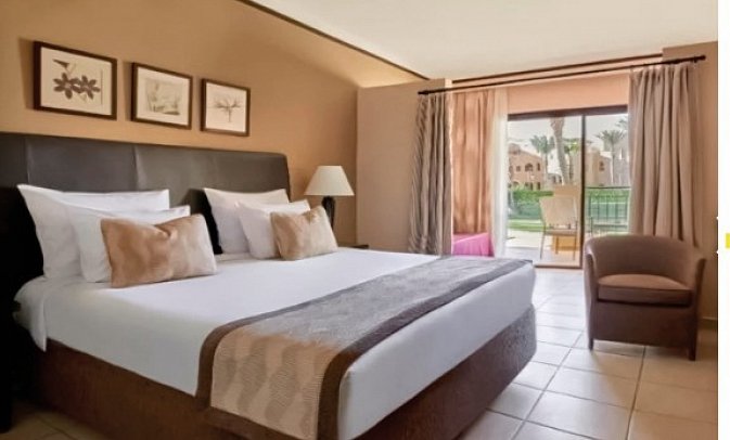 JAZ Lamaya Resort - Wohnbeispiel Doppelzimmer Deluxe Gartenblick mit Falttür (Zimmercodierung DDG)