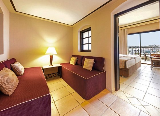JAZ Lamaya Resort - Wohnbeispiel Doppelzimmer Deluxe Gartenblick mit Falttür (Zimmercodierung DDG)