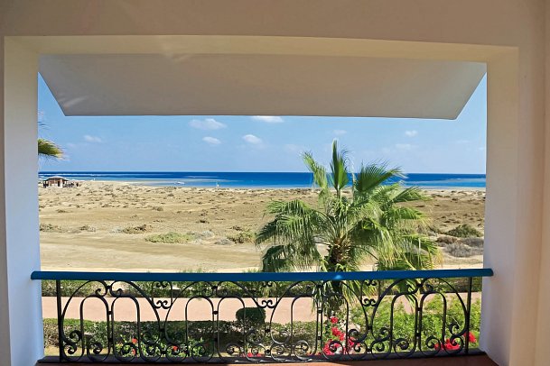 Lahami Bay Beach Resort & Gardens - Beispiel Balkon Doppelzimmer Meeresfront (Zimmercodierungen DBO & DCO)