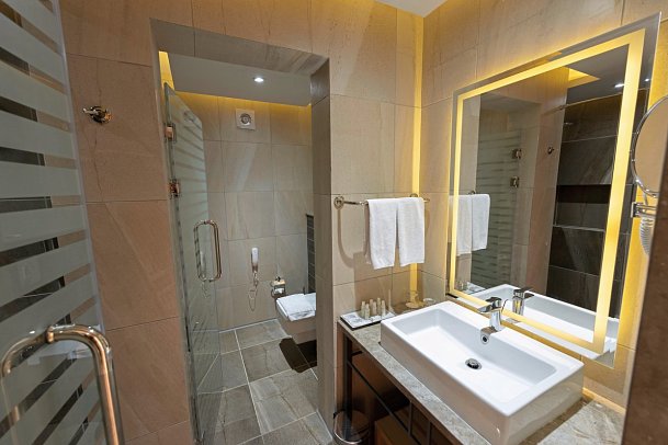 Lahami Bay Beach Resort & Gardens - Beispiel Bad Doppelzimmer seitl. Meerblick (Zimmercodierungen D1N, DC1 & DBN)