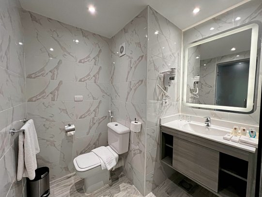 Akassia Swiss Resort - Beispiel Bad Doppelzimmer Standard (Zimmercodierungen DG1 & DCG)