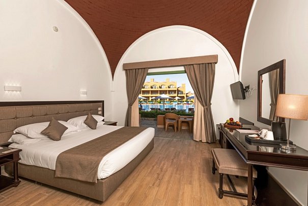 Akassia Swiss Resort - Wohnbeispiel Doppelzimmer Poolblick (Zimmercodierungen DGP & DCP)