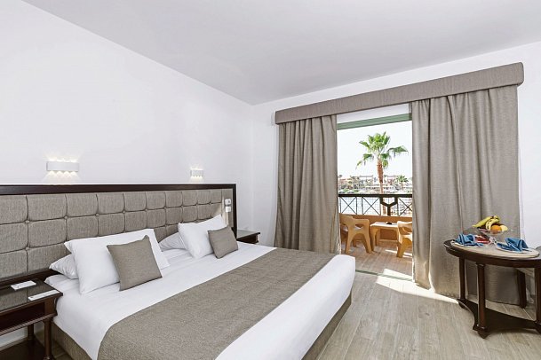 Akassia Swiss Resort - Wohnbeispiel Doppelzimmer Standard Poolblick (Zimmercodierungen DGP & DCP)