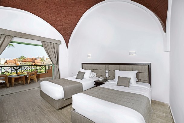 Akassia Swiss Resort - Wohnbeispiel Doppelzimmer Standard Poolblick (Zimmercodierungen DGP & DCP)