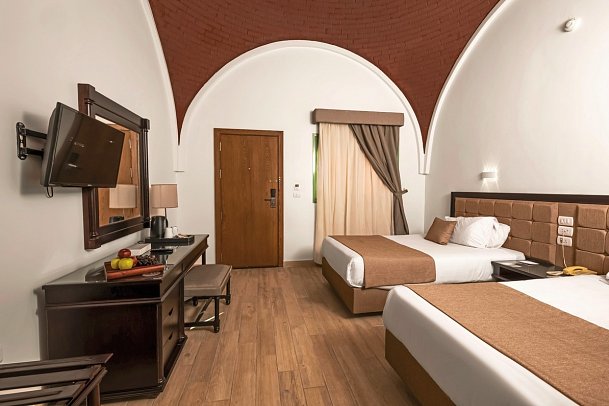 Akassia Swiss Resort - Wohnbeispiel Familienzimmer Poolblick (Zimmercodierung F1P)