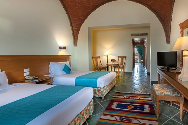 Akassia Swiss Resort - Wohnbeispiel Familienzimmer Poolblick (Zimmercodierung F1P)