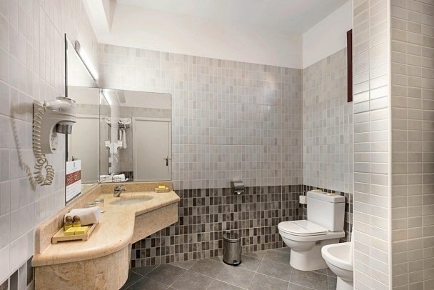 Gorgonia Beach Resort - Beispiel Bad Doppelzimmer (Zimmercodierungen DP1, DG1, DC1, D1M & DCM)