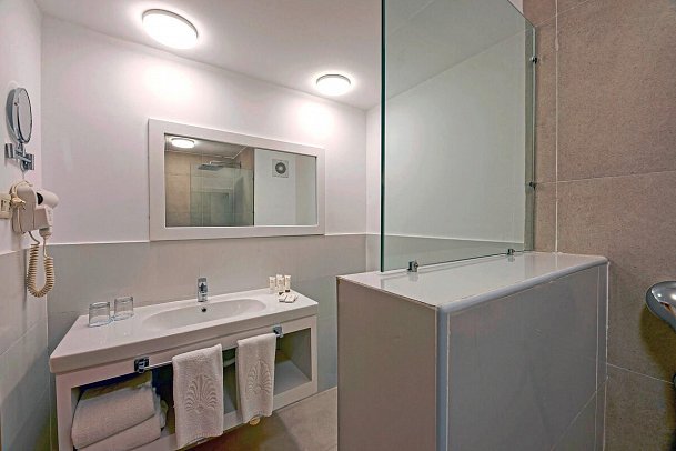 Royal Brayka Resort - Beispiel Bad Doppelzimmer Deluxe Gartenblick (Zimmercodierungen DDG & DCG)