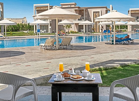 Pickalbatros Sea World Resort - Beispiel Terrasse Doppelzimmer Standard Poolblick (Zimmercodierungen DGP & DCP)