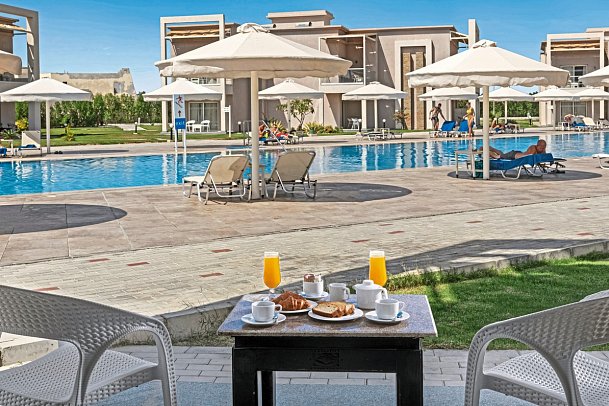 Pickalbatros Sea World Resort - Beispiel Terrasse Doppelzimmer Standard Poolblick (Zimmercodierungen DGP & DCP)