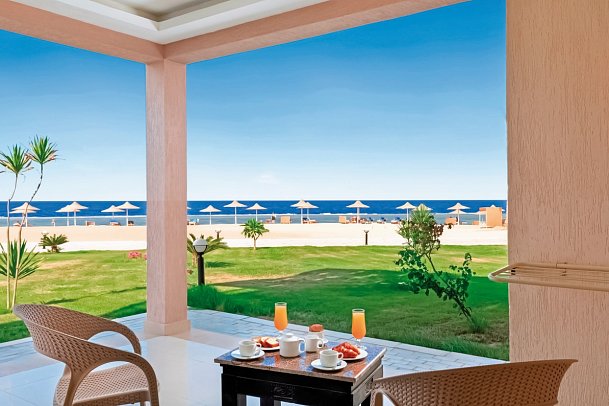 Pickalbatros Sea World Resort - Beispiel Terrasse Doppelzimmer Standard Meerblick (Zimmercodierungen DGM & DCM)