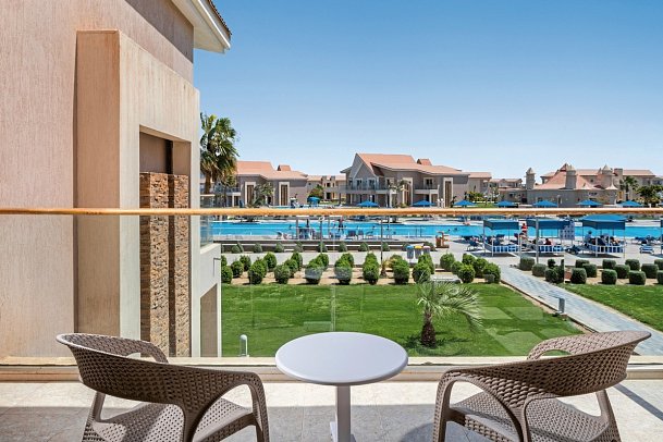 Pickalbatros Sea World Resort - Beispiel Balkon Familienzimmer Poolblick (Zimmercodierungen F2P & FF1)