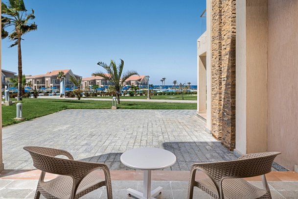 Pickalbatros Sea World Resort - Beispiel Terrasse Familienzimmer Meerblick (Zimmercodierung F1M)