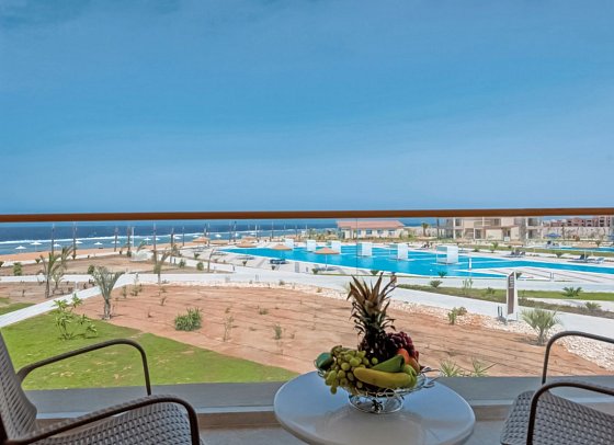 Pickalbatros Sea World Resort - Beispiel Terrasse Juniorsuite Meerblick (Zimmercodierung J1M)