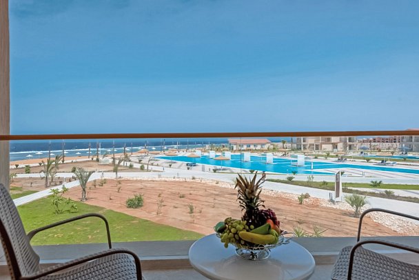Pickalbatros Sea World Resort - Beispiel Terrasse Juniorsuite Meerblick (Zimmercodierung J1M)