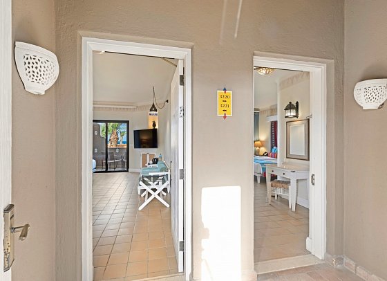 Pickalbatros Sands Port Ghalib - Wohnbeispiel Familienzimmer Verbindungstür (Zimmercodierungen F1G, FG1 & F2M)