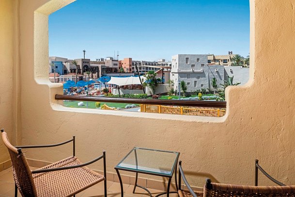 Pickalbatros Sands Port Ghalib - Beispiel Balkon Familienzimmer Verbindungstür Gartenblick (Zimmercodierung F1G)