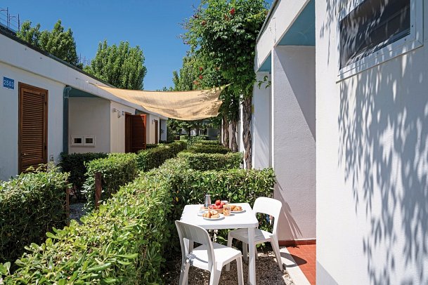 Le Mimose Family Resort - Wohnbeispiel Bungalow A (Zimmercodierung CB1)