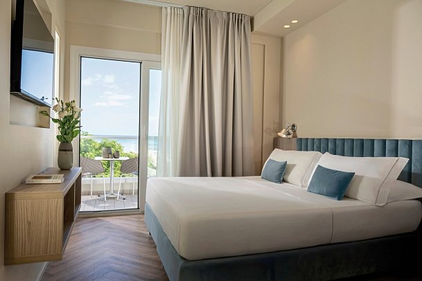 Hotel Ambasciatori - Wohnbeispiel Doppelzimmer Prestige Meerblick (Zimmercodierung DOM)