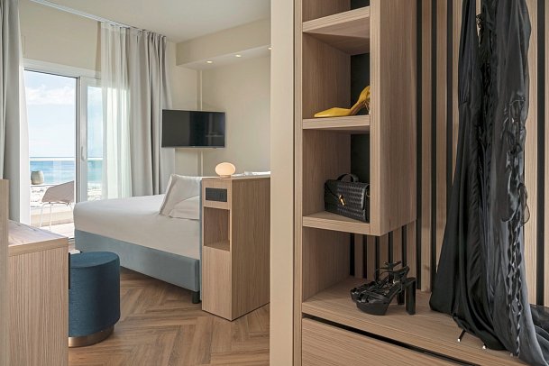 Hotel Ambasciatori - Wohnbeispiel Doppelzimmer Prestige Meerblick (Zimmercodierung DOM)