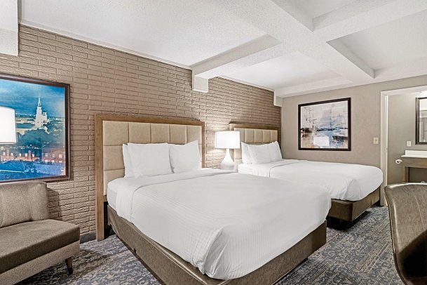 Best Western Plus Savanna Historic District - Wohnbeispiel Standard Two Double beds (Zimmercodierung UG1)
