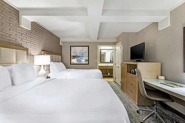 Best Western Plus Savanna Historic District - Wohnbeispiel Standard Two Double beds (Zimmercodierung UG1)