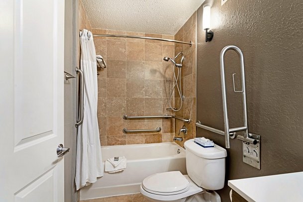 Best Western Plus Savanna Historic District - Wohnbeispiel Badezimmer (Zimmercodierung UG1)