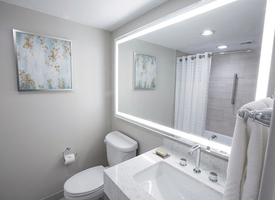 Hilton Santa Barbara Beachfront Resort - Beispiel Bad Standard (Zimmercodierung UG1)