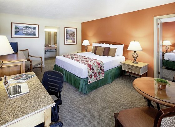 Sandpiper Lodge - 2-Bedroom Suite