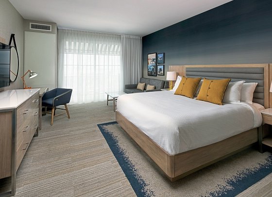 Inn at the Pier Pismo Beach, Curio Collection by Hilton - Wohnbeispiel Downtown King (Zimmercodierung UG2)