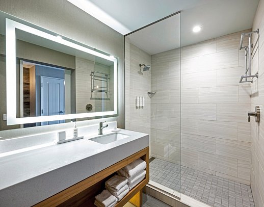 Inn at the Pier Pismo Beach, Curio Collection by Hilton - Beispiel Bad (Zimmercodierungen UG2 & UG4)